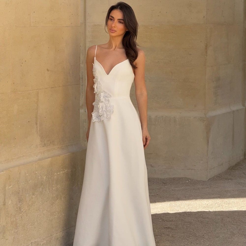 Elliatt Stella A-Line Gown in White, SIZE LARGE